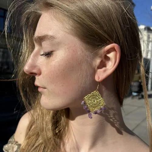 Øreringe, ørekrog m. filigran kvadrat og smykkesten, forgyldt messing Beadhouse of Copenhagen