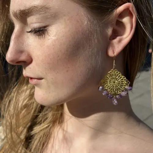 Øreringe, ørekrog m. filigran kvadrat og smykkesten, forgyldt messing Beadhouse of Copenhagen