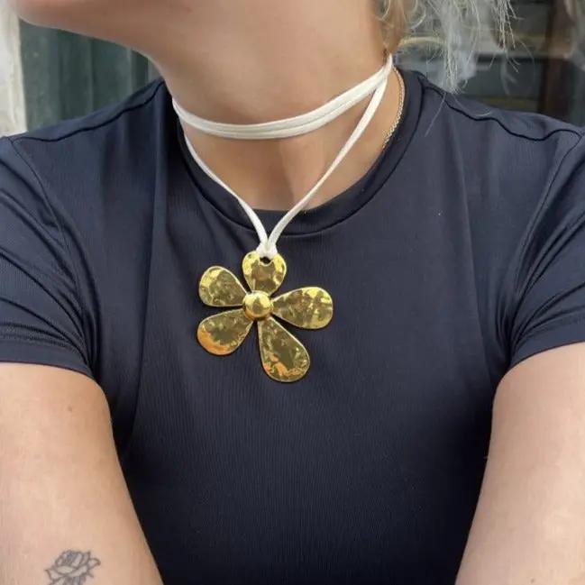 Halskæde, stor blomst, forgyldt og forsølvet jern Tax