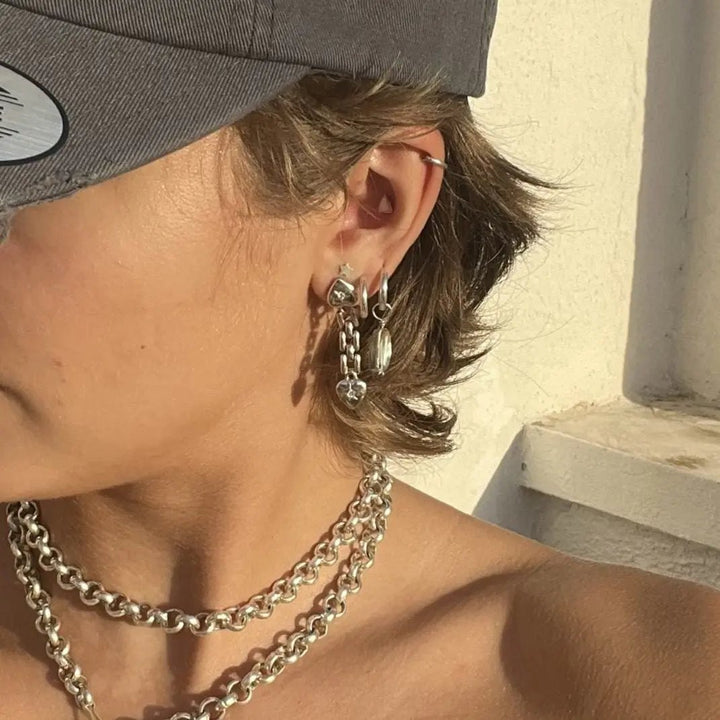 Øreringe, ørestikkere kæde med hjerter, forsølvet messing Beadhouse of Copenhagen