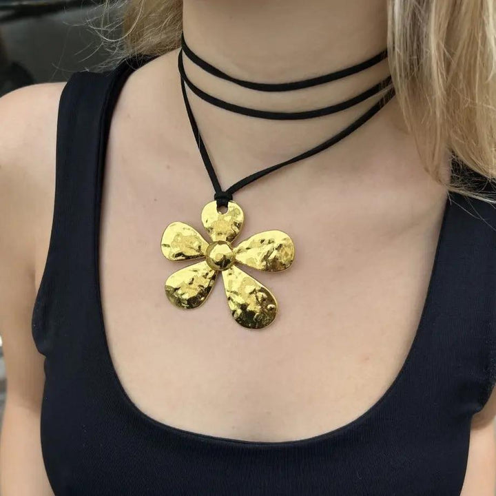 Halskæde, stor blomst, forgyldt og forsølvet jern Tax