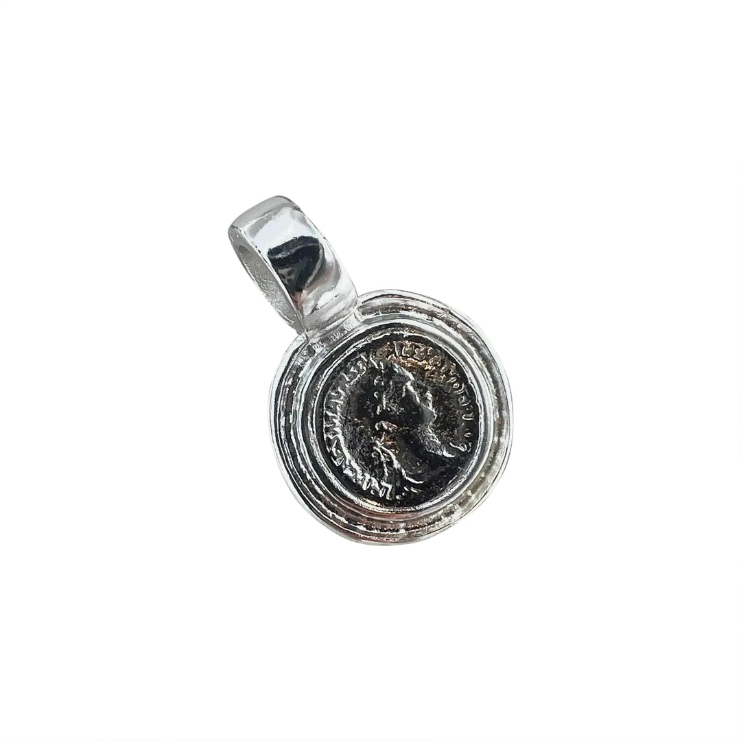 Anhänger, Münze, versilbertes Messing. 31 x 25 mm 