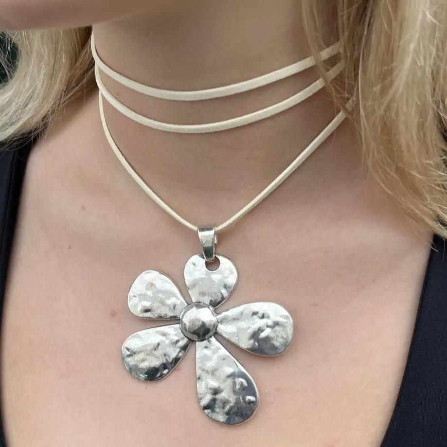 Halskæde, stor blomst, forgyldt og forsølvet jern Tax