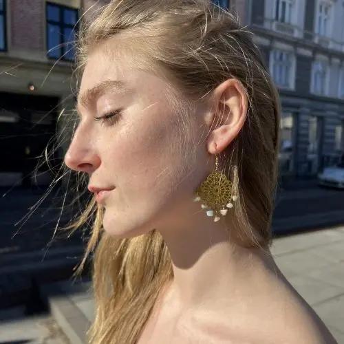 Øreringe, ørekrog m. filigran kvadrat og smykkesten, forgyldt messing Beadhouse of Copenhagen