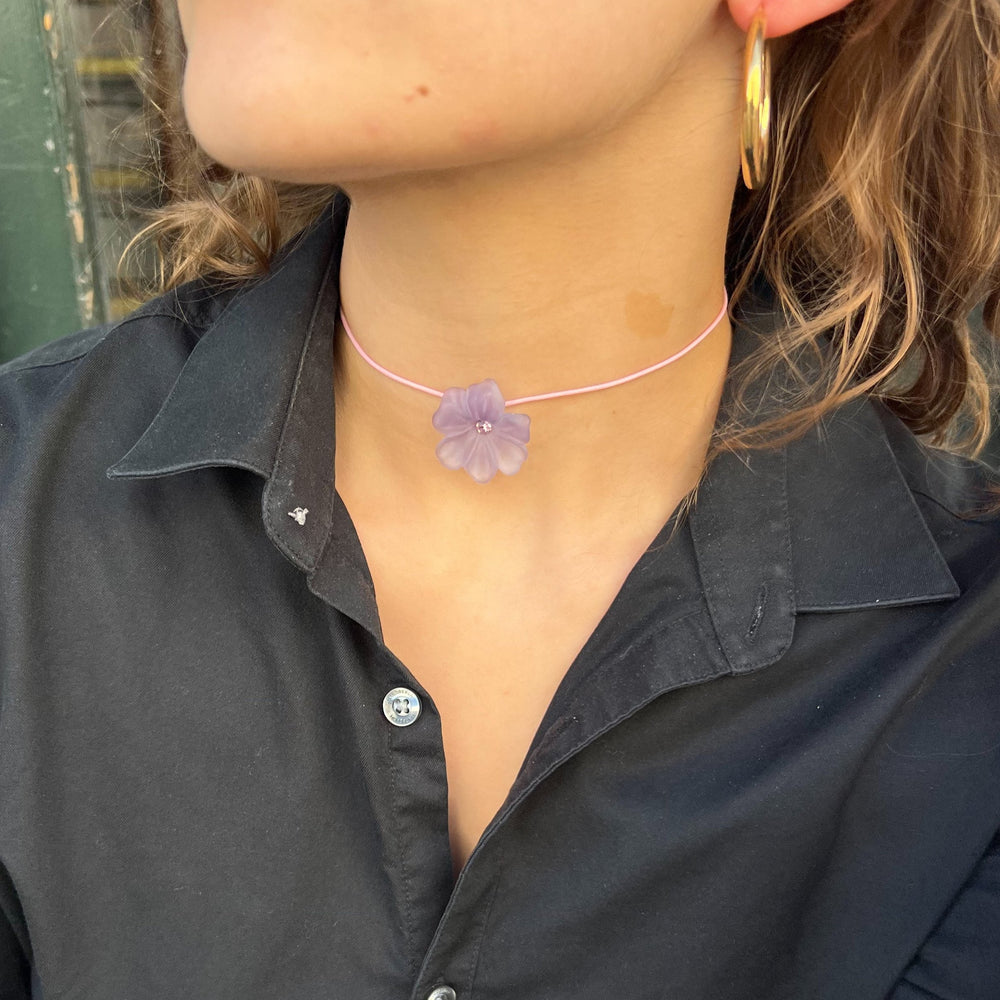 Find Halskæde, lædersnor m. plast blomst, flere varianter hos Beadhouse of Copenhagen i dag, med en altid hurtig levering!