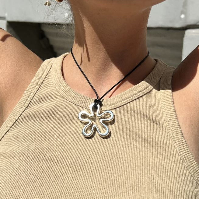 Find Vedhæng, blomst kontur, plastik belagt med sølvfarve, 44 mm hos Beadhouse of Copenhagen i dag, med en altid hurtig levering!