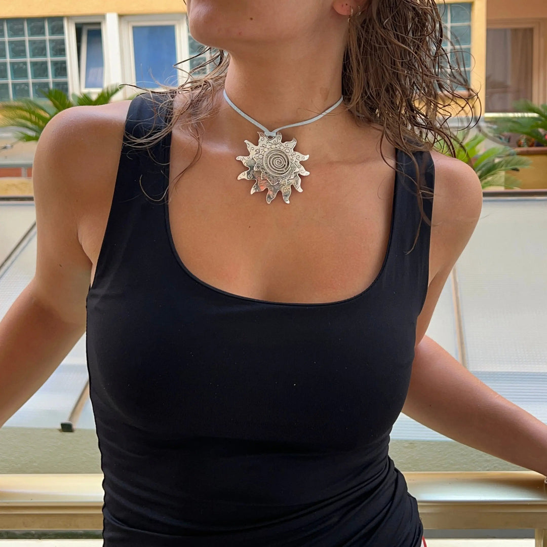 Vedhæng, stor sol, forgyldt og forsølvet messing uden snor Tax