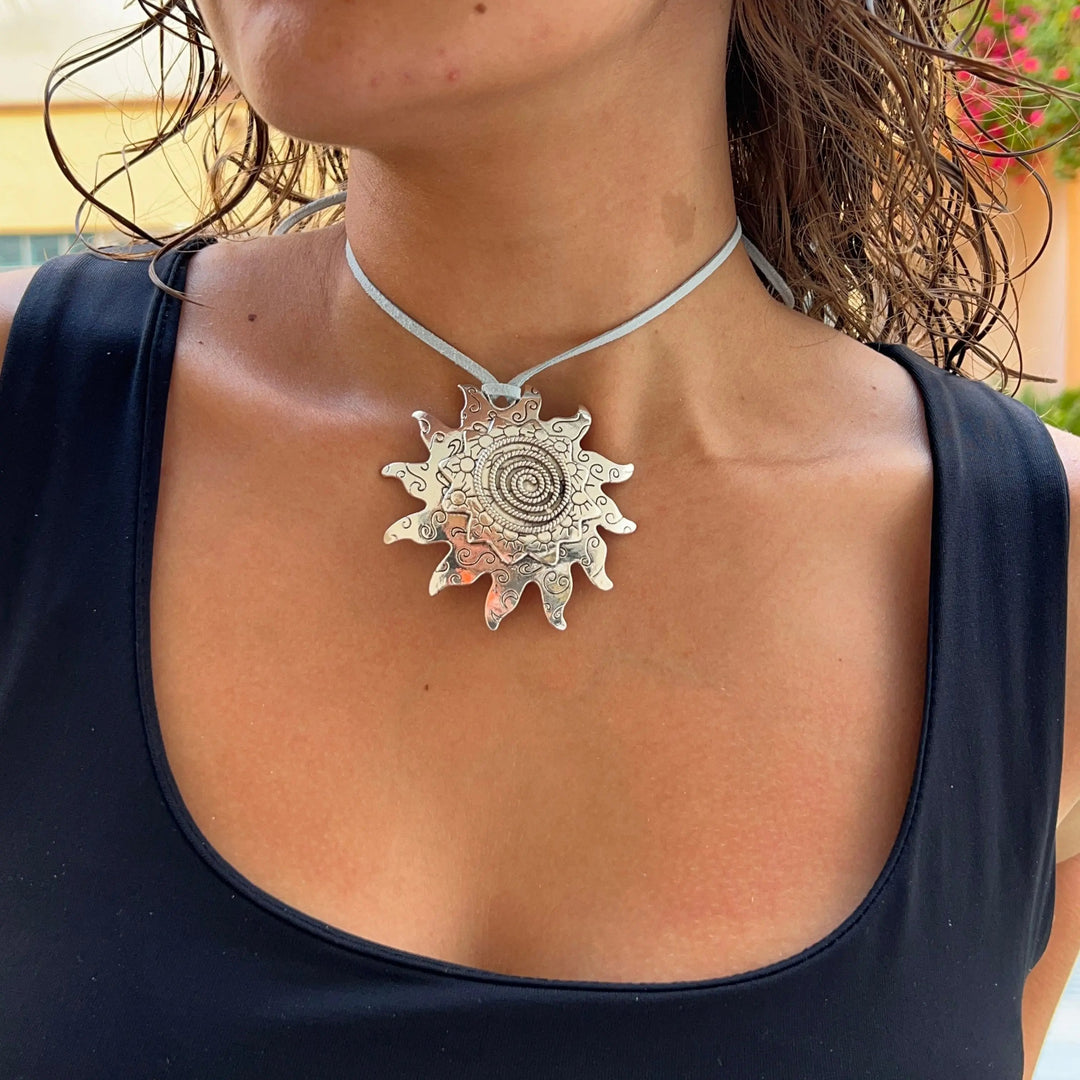 Vedhæng, stor sol, forgyldt og forsølvet messing uden snor Tax