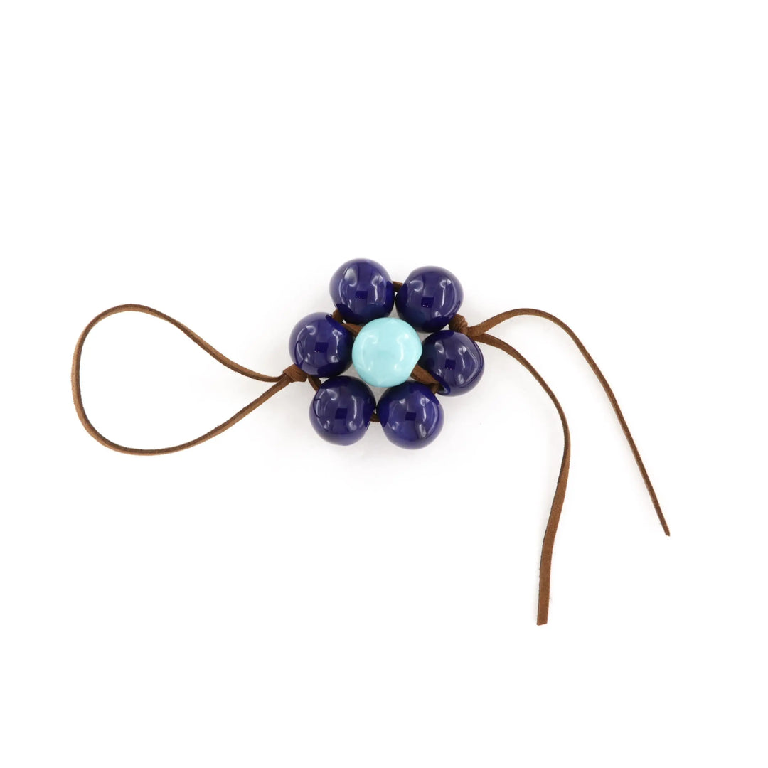 Taschenanhänger, Blume, Keramik, braunes Wildleder, mehrere Varianten Beadhouse von Kopenhagen