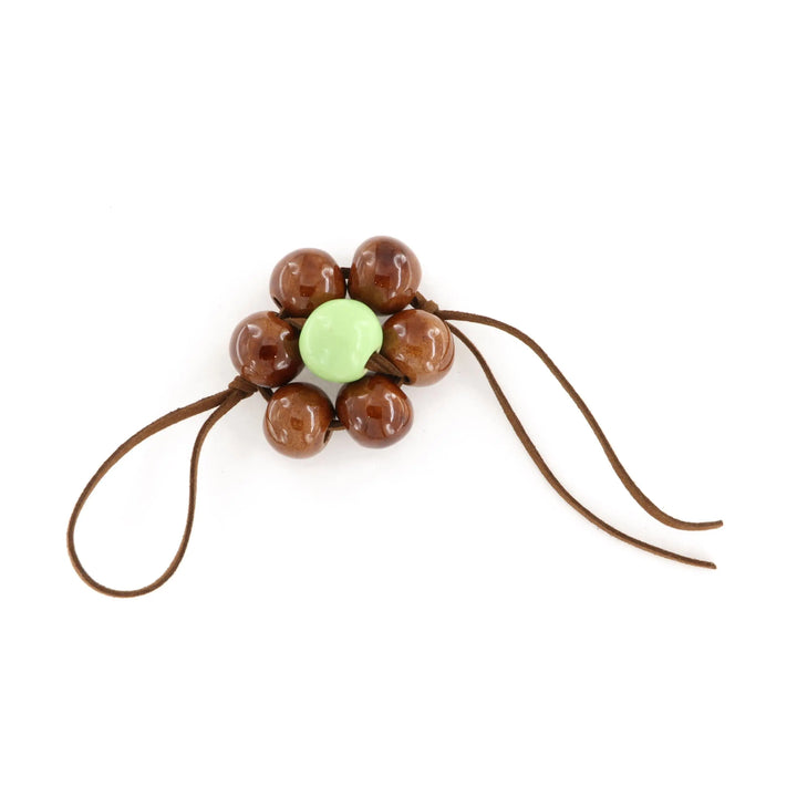 Taschenanhänger, Blume, Keramik, braunes Wildleder, mehrere Varianten Beadhouse von Kopenhagen