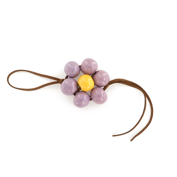 Taschenanhänger, Blume, Keramik, braunes Wildleder, mehrere Varianten Beadhouse von Kopenhagen