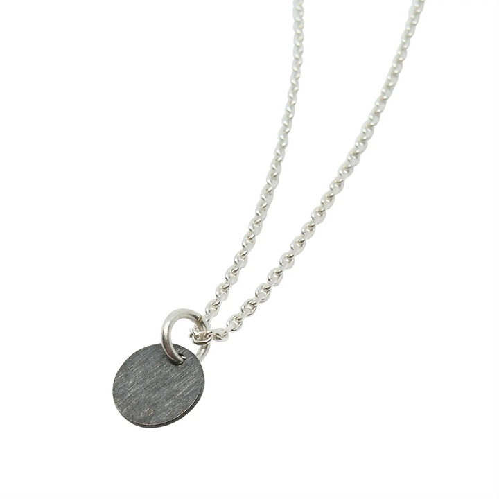 Anhänger, gebürstetes rundes Dach, Sterlingsilber und oxidiert 