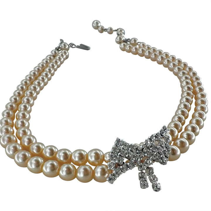 Halskette, Halsband mit beigen Wachsperlen und Schleifenanhänger, versilbertes Messing 