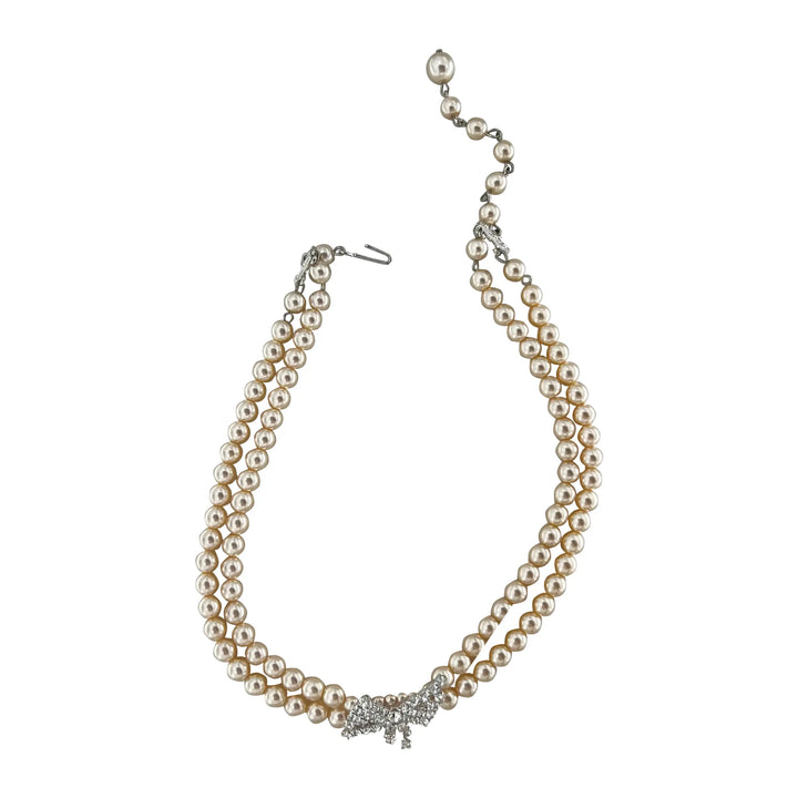 Halskette, Halsband mit beigen Wachsperlen und Schleifenanhänger, versilbertes Messing 