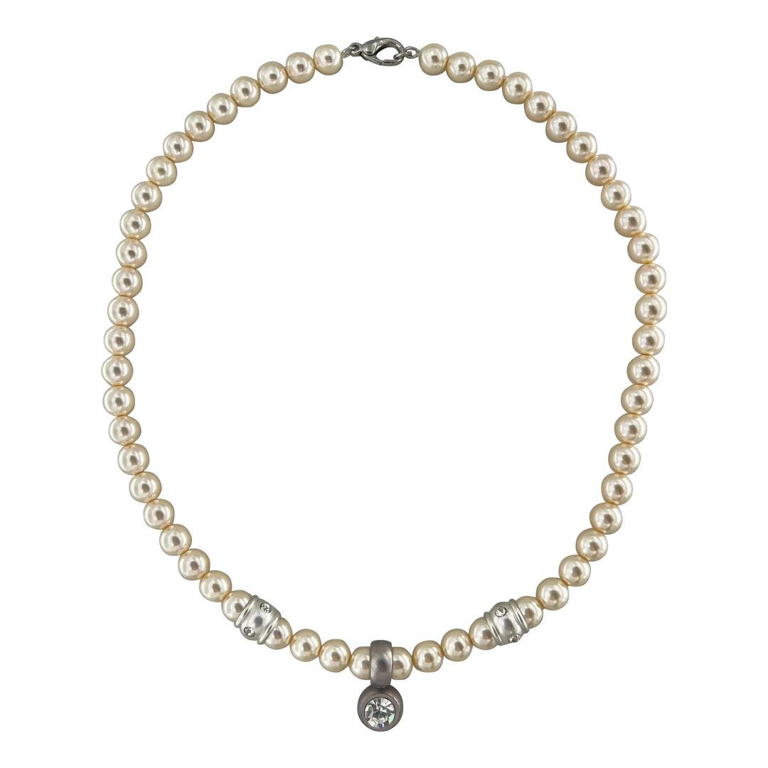 Halskæde, beige voksperler med krystal vedhæng, forsølvet messing 