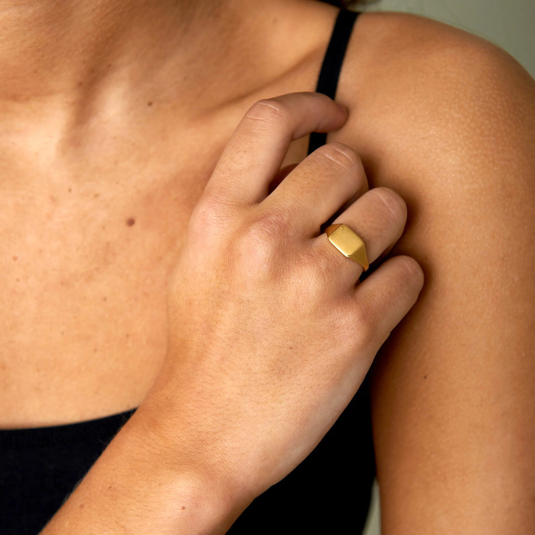 Fingerring, rektangulær signet ring, forgyldt sterlingsølv og sterlingsølv Italy