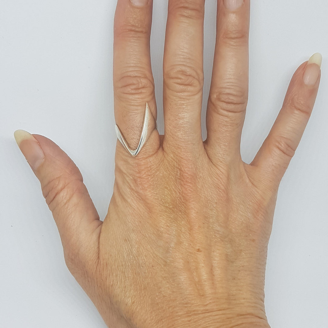 Find Fingerring, v, sterlingsølv hos Beadhouse of Copenhagen i dag, med en altid hurtig levering!