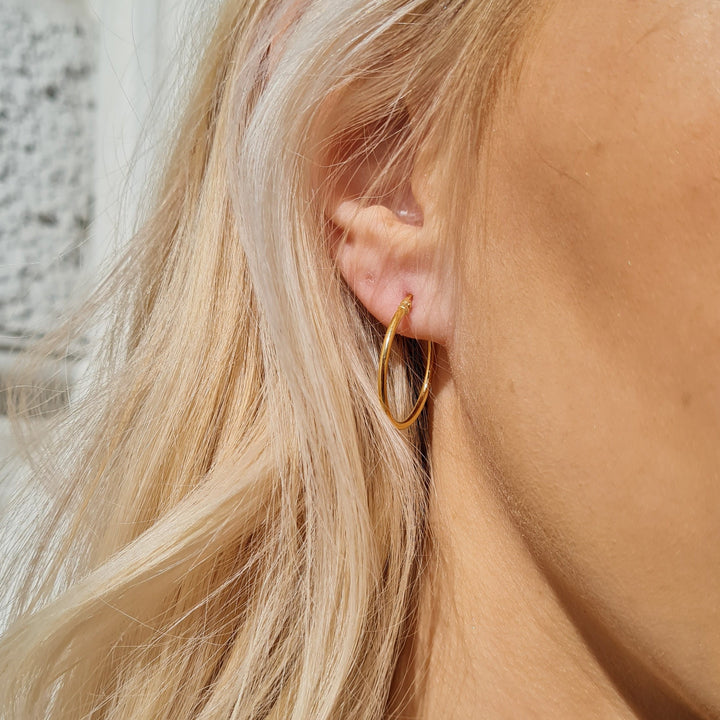 Find Øreringe, hoops, forgyldt sterlingsølv, 23 x 1,5 mm, 101c hos Beadhouse of Copenhagen i dag, med en altid hurtig levering!