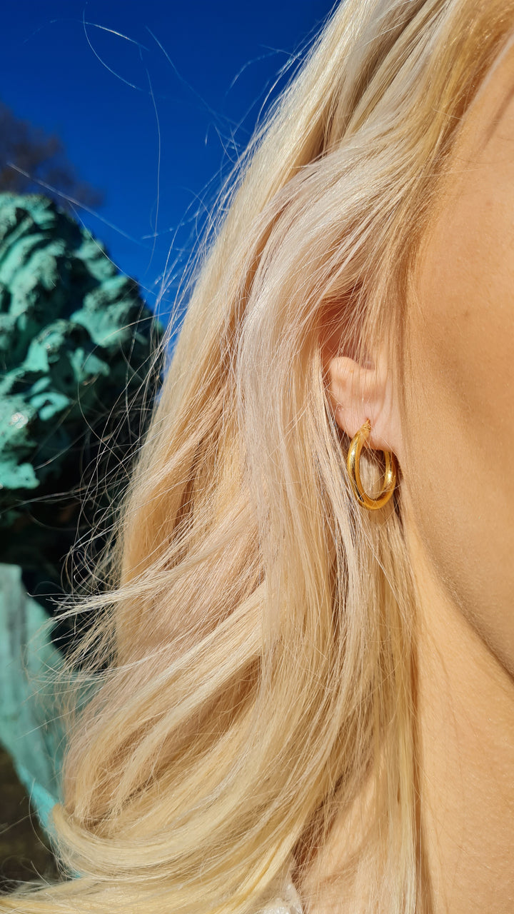 Find Øreringe, hoops, forgyldt sterlingsølv, 22 x 3 mm 103b hos Beadhouse of Copenhagen i dag, med en altid hurtig levering!