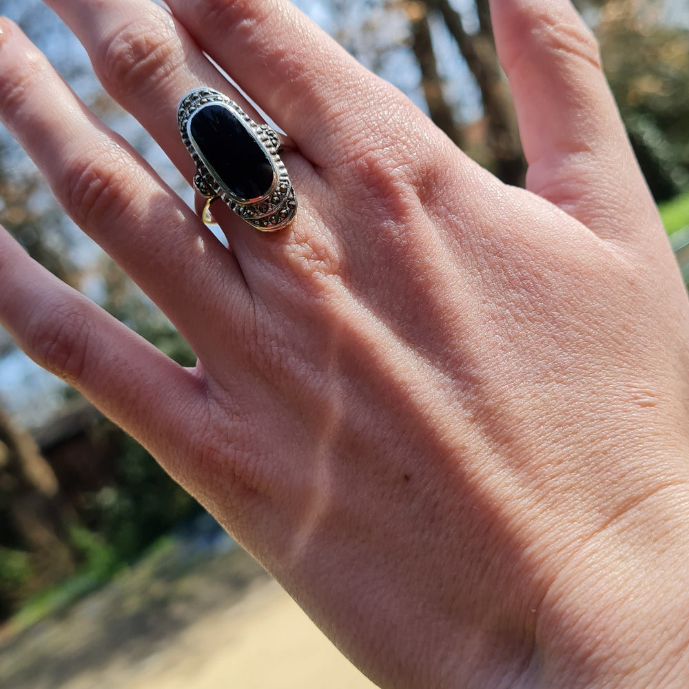 Find Fingerring, oval onyx med hæmatit krystaller, sterlingsølv hos Beadhouse of Copenhagen i dag, med en altid hurtig levering!
