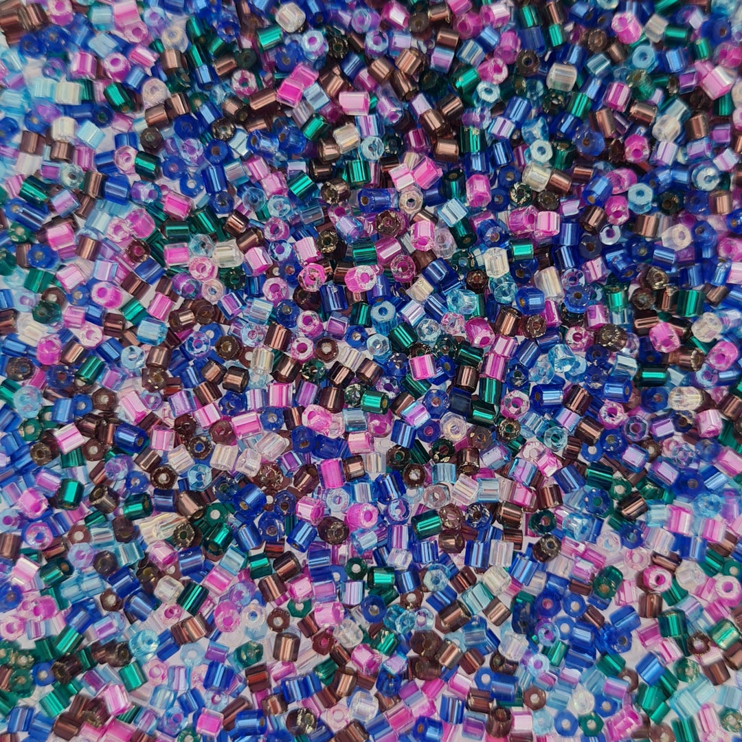 Find Blandede glasperler, rørperler, mermaid scales mix hos Beadhouse of Copenhagen i dag, med en altid hurtig levering!