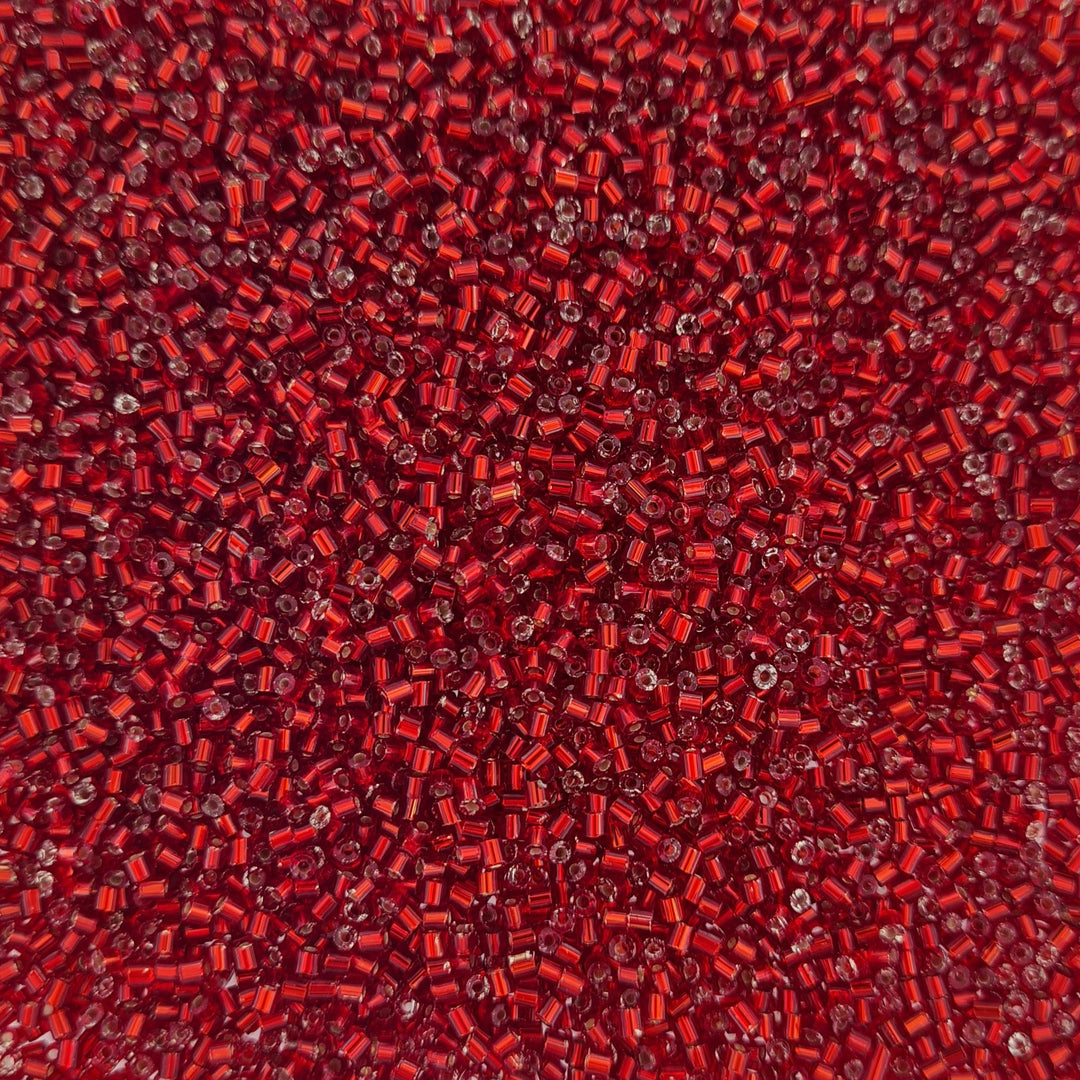 Find Røde glasperler, preciosa cut bugles, silverlined dark red, 2 mm hos Beadhouse of Copenhagen i dag, med en altid hurtig levering!