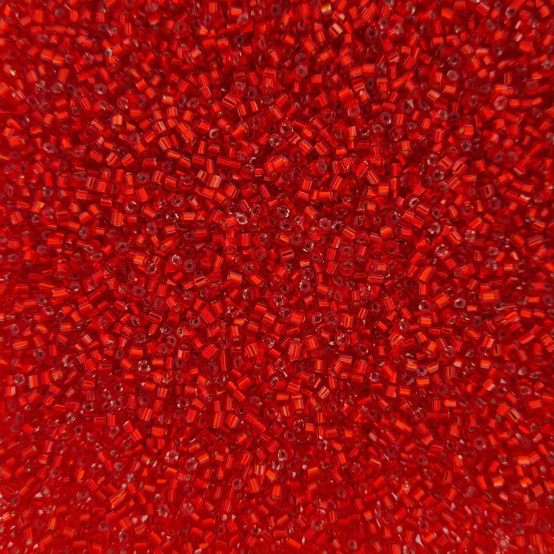 Find Røde glasperler, preciosa cut bugles, silverlined red, 2,3 mm hos Beadhouse of Copenhagen i dag, med en altid hurtig levering!