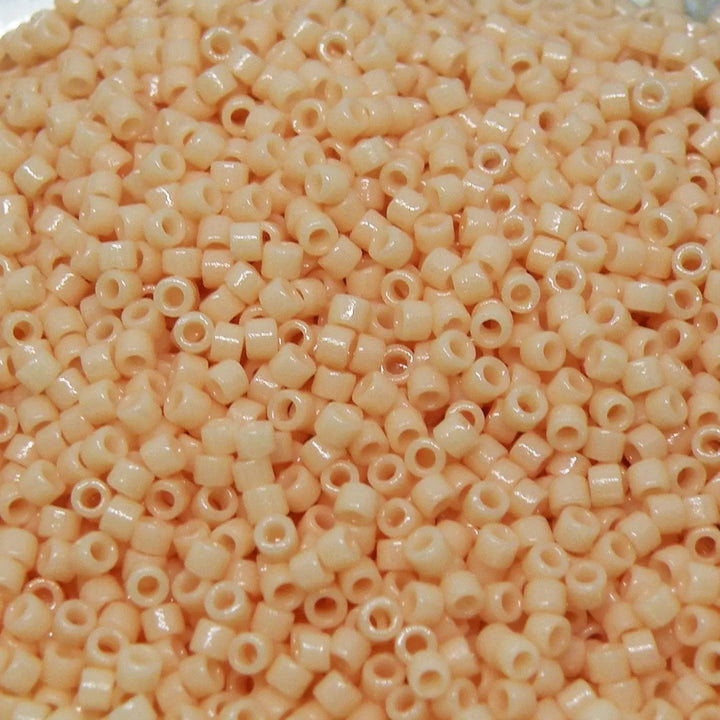 Lyserøde glasperler, miyuki delica beads, opaque dyed champagne cream Krea