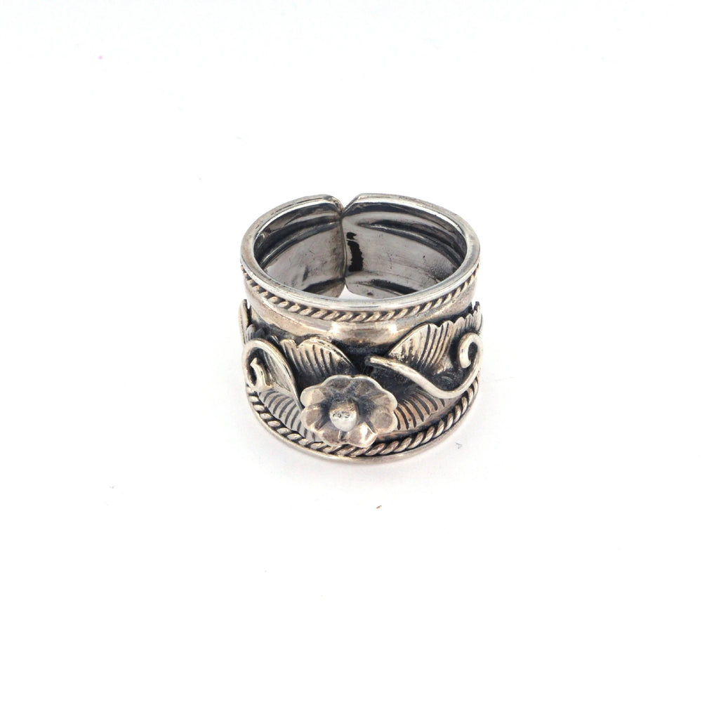 Fingerring, bredt bånd med blomst, sterlingsølv Beadhouse of Copenhagen