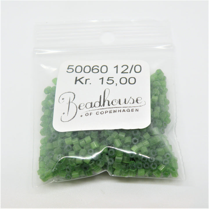 Find Grønne glasperler, preciosa two-cut, forest green, 1,6-1,8 mm hos Beadhouse of Copenhagen i dag, med en altid hurtig levering!