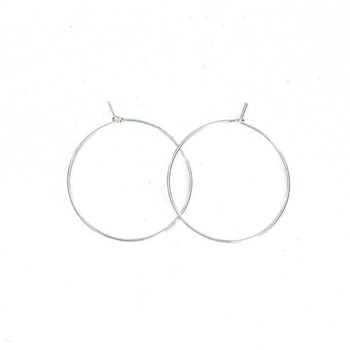 Find Monterings creoler i sterlingsølv, 30 mm 0,8 mm hos Beadhouse of Copenhagen i dag, med en altid hurtig levering!