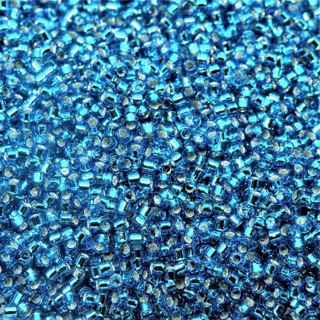 Find Blå glasperler, miyuki delica beads, silverlined capri blue hos Beadhouse of Copenhagen i dag, med en altid hurtig levering!