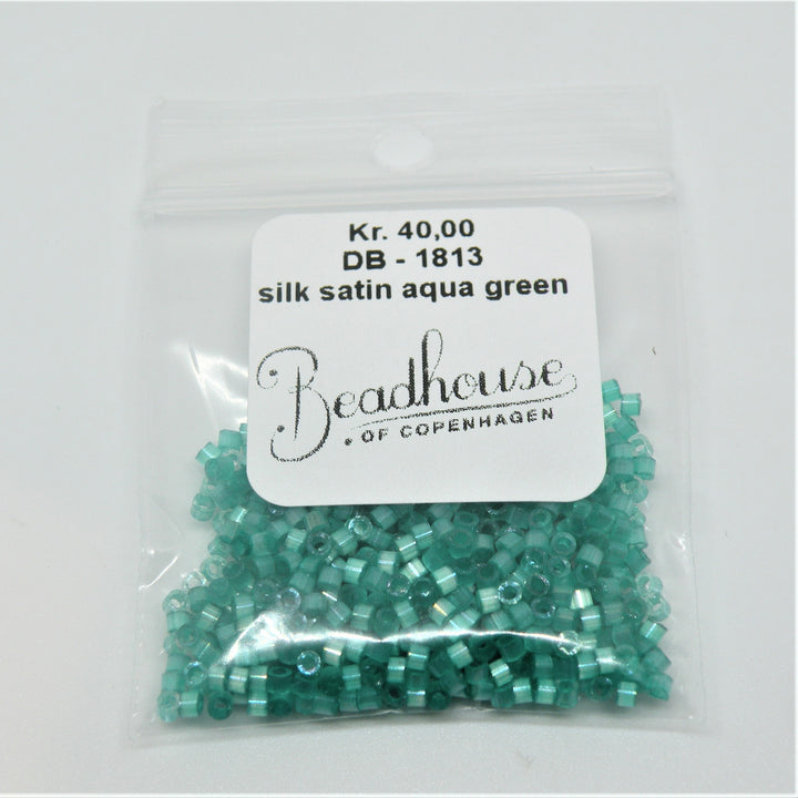 Find Blå glasperler, miyuki delica beads, silk satin dyed aquamarine hos Beadhouse of Copenhagen i dag, med en altid hurtig levering!