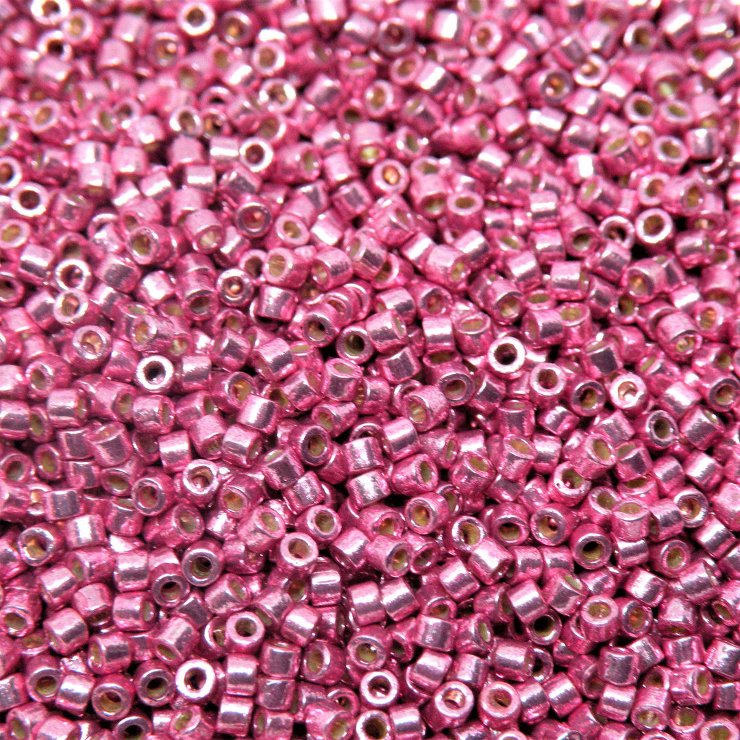Find Lyserøde glasperler, miyuki delica beads, duracoat galvanized hot pink hos Beadhouse of Copenhagen i dag, med en altid hurtig levering!