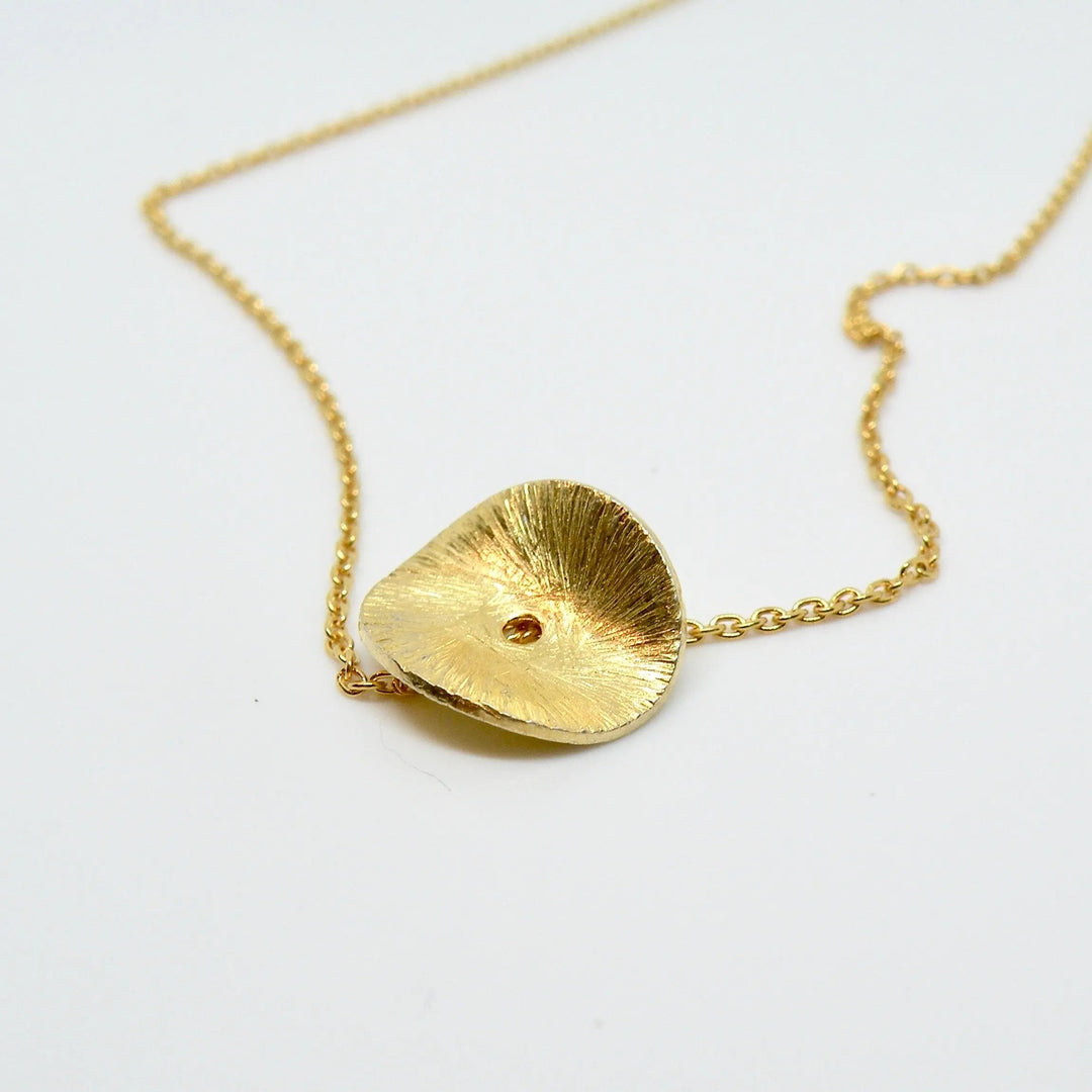 Lås, bøjet cirkel med børstet overflade, forgyldt sterlingsølv Beadhouse of Copenhagen