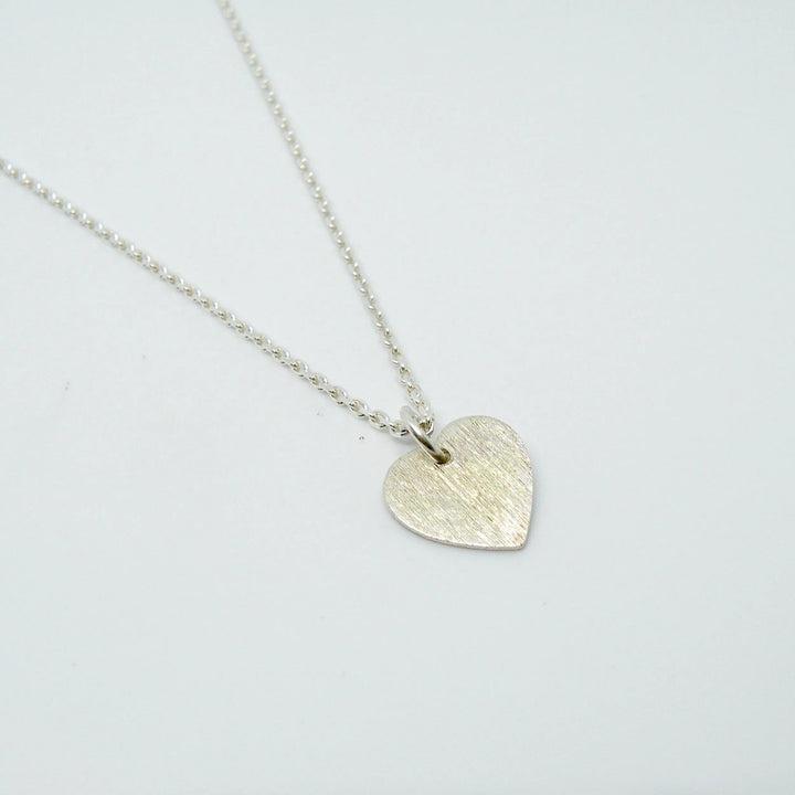 Vedhæng, børstet hjerte, sterlingsølv, forgyldt, oxyderet Beadhouse of Copenhagen