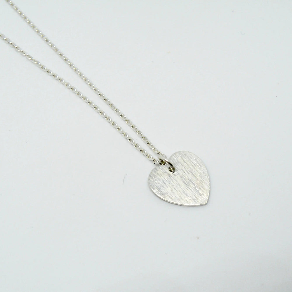 Vedhæng, børstet hjerte, sterlingsølv, forgyldt, oxyderet Beadhouse of Copenhagen