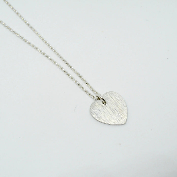 Vedhæng, børstet hjerte, sterlingsølv, forgyldt, oxyderet Beadhouse of Copenhagen