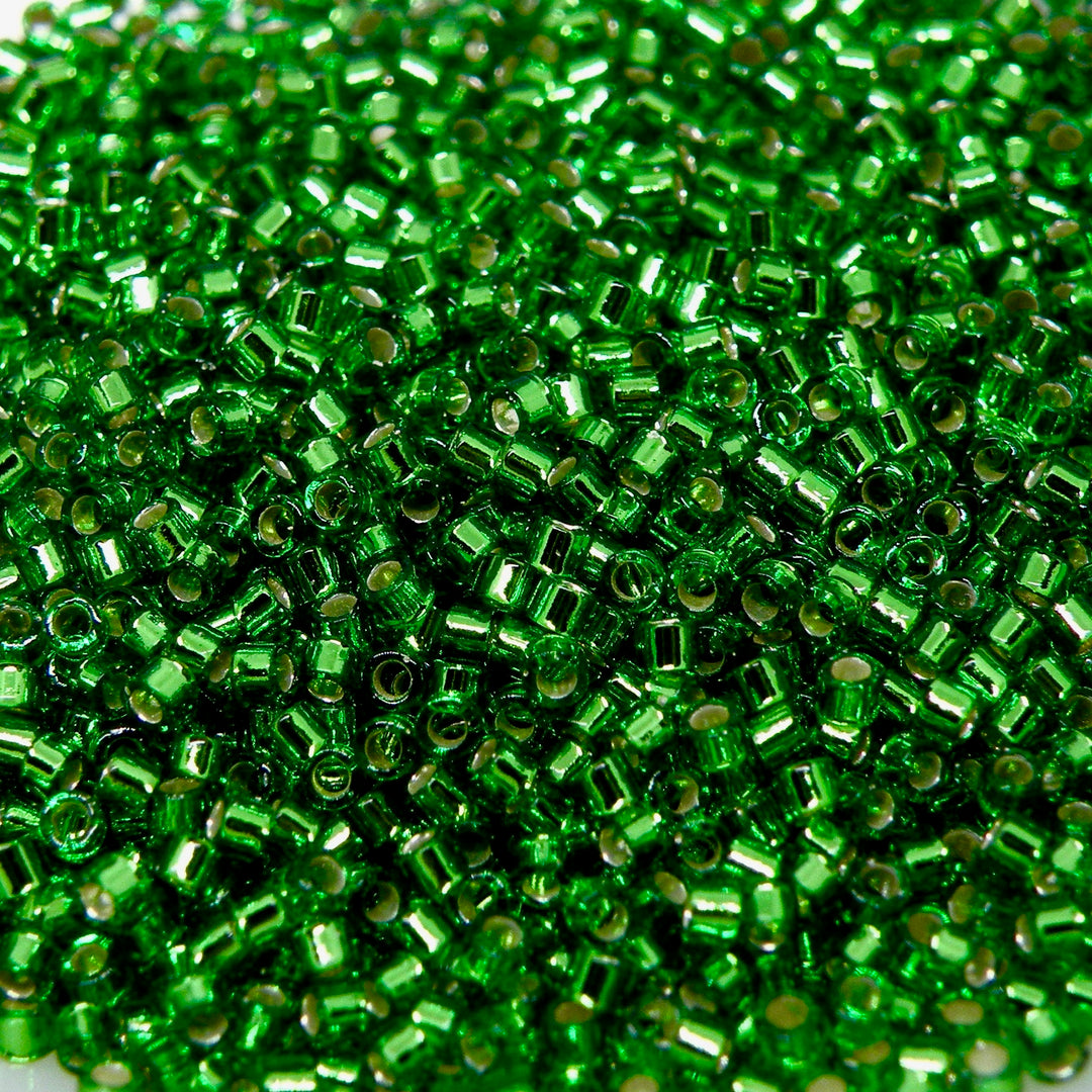 Find Grønne glasperler, miyuki delica beads, silverlined green hos Beadhouse of Copenhagen i dag, med en altid hurtig levering!