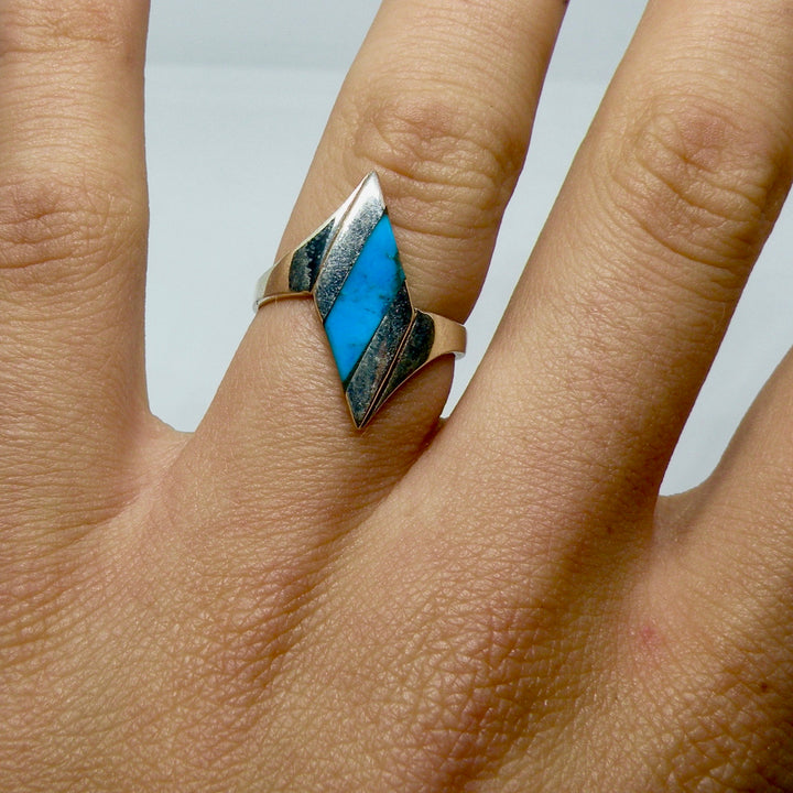 Find Fingerring, harlekin med turkis, sterlingsølv hos Beadhouse of Copenhagen i dag, med en altid hurtig levering!