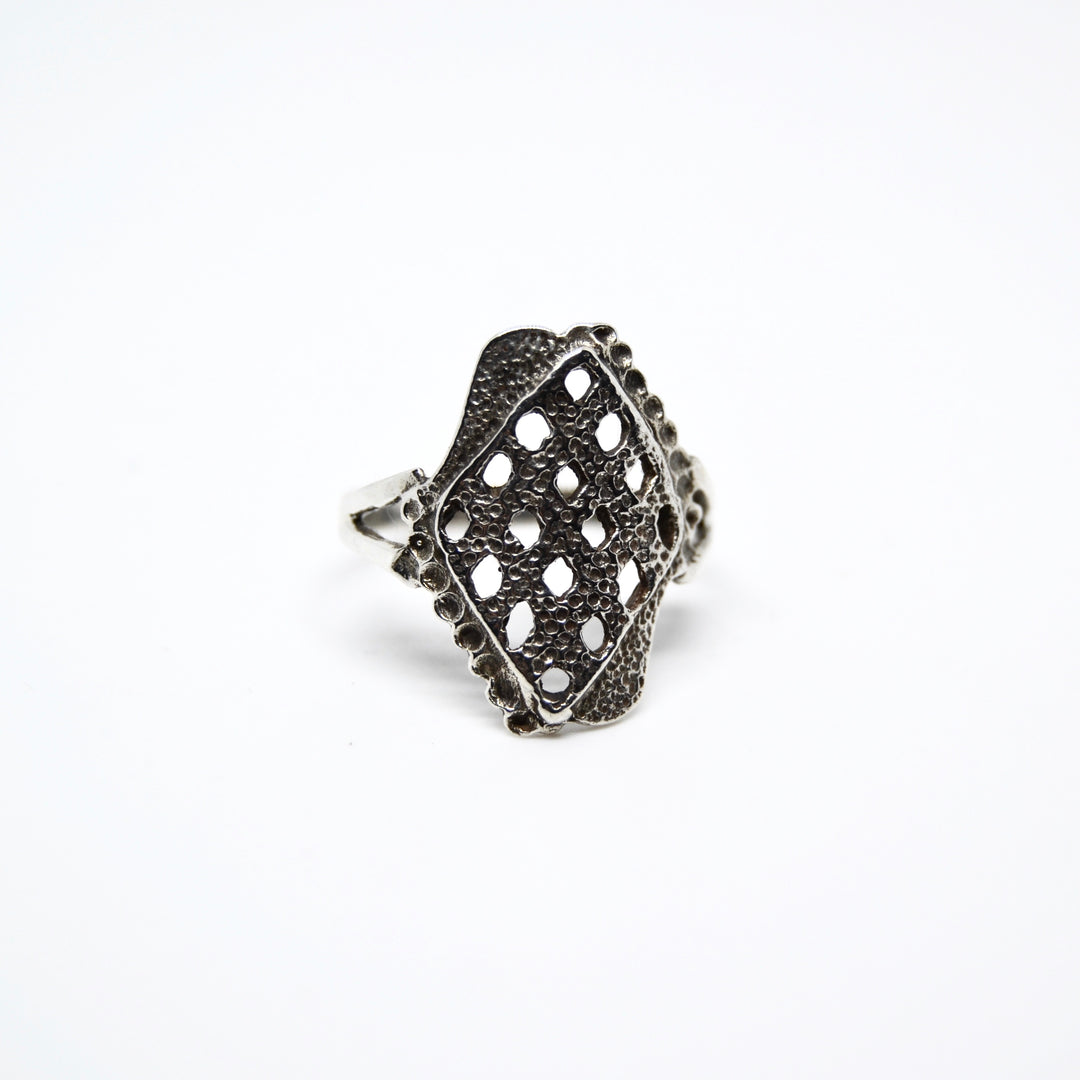 Find Fingerring, hamret perforeret rombe, sterlingsølv hos Beadhouse of Copenhagen i dag, med en altid hurtig levering!