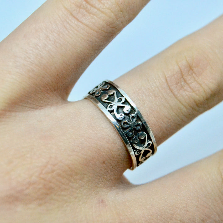 Find Fingerring, etnisk relief, sterlingsølv hos Beadhouse of Copenhagen i dag, med en altid hurtig levering!