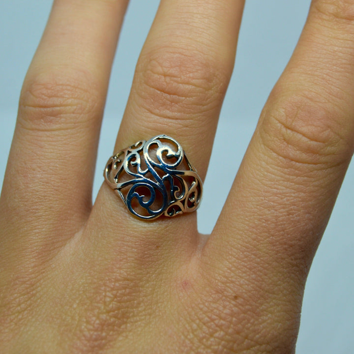 Find Fingerring, bred konkav med snirkler, sterlingsølv hos Beadhouse of Copenhagen i dag, med en altid hurtig levering!