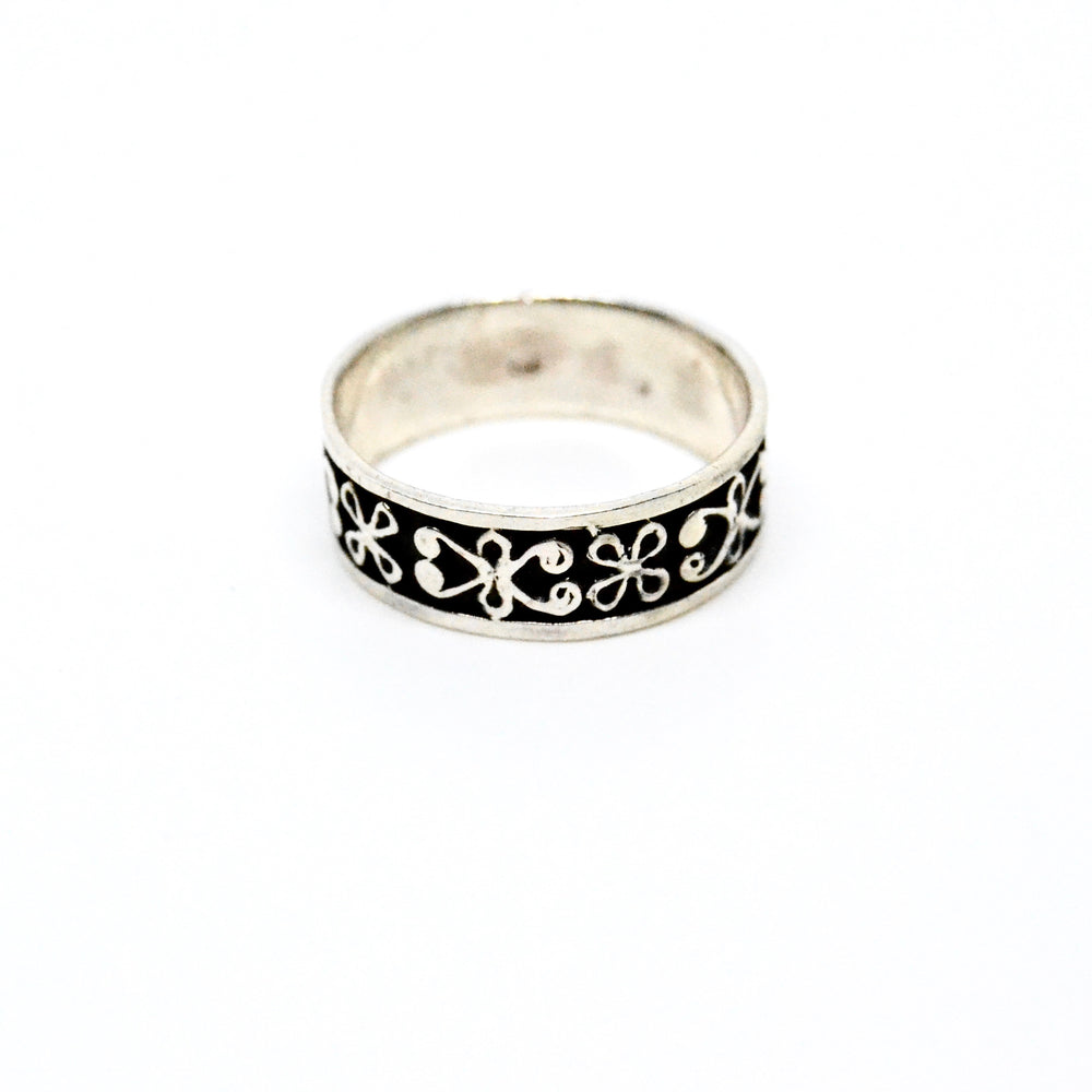 Find Fingerring, etnisk relief, sterlingsølv hos Beadhouse of Copenhagen i dag, med en altid hurtig levering!