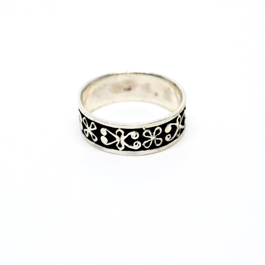 Find Fingerring, etnisk relief, sterlingsølv hos Beadhouse of Copenhagen i dag, med en altid hurtig levering!