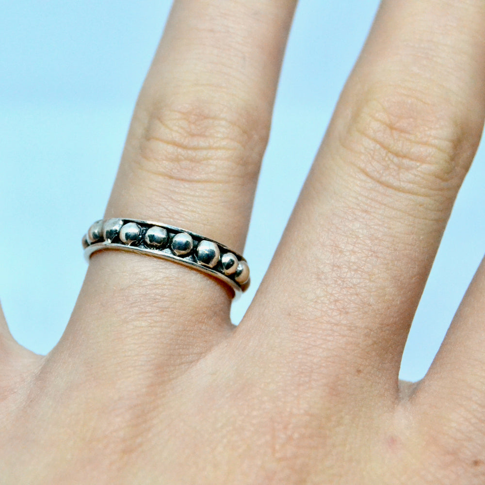 Find Fingerring, bånd af kugler, sterlingsølv hos Beadhouse of Copenhagen i dag, med en altid hurtig levering!