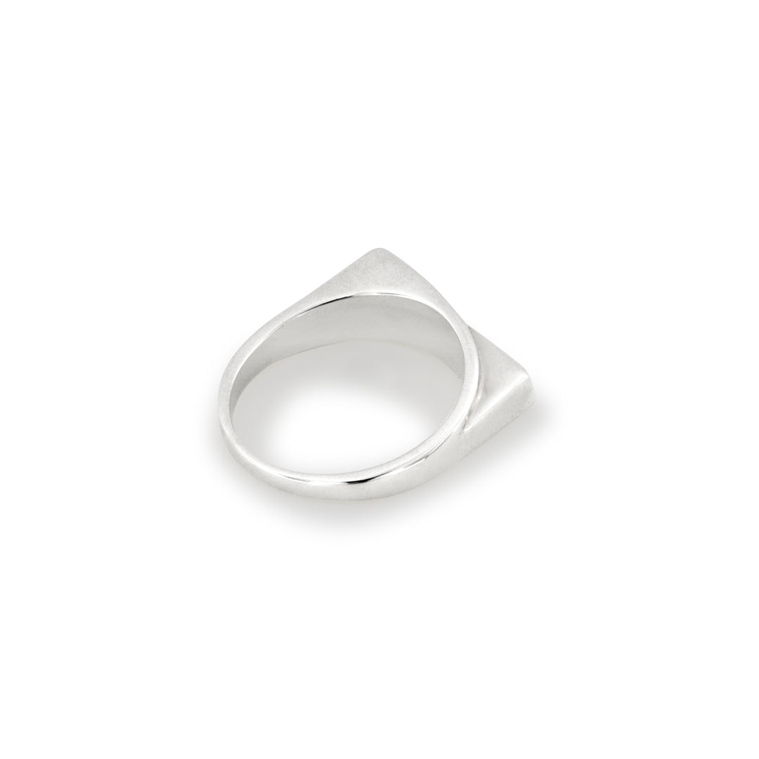 Find Fingerring, skæv signetring, sterlingsølv hos Beadhouse of Copenhagen i dag, med en altid hurtig levering!