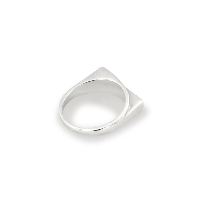 Find Fingerring, skæv signetring, sterlingsølv hos Beadhouse of Copenhagen i dag, med en altid hurtig levering!