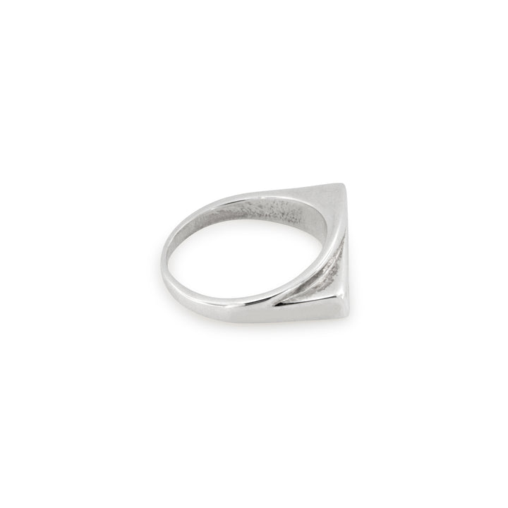 Find Fingerring, skæv signetring, sterlingsølv hos Beadhouse of Copenhagen i dag, med en altid hurtig levering!
