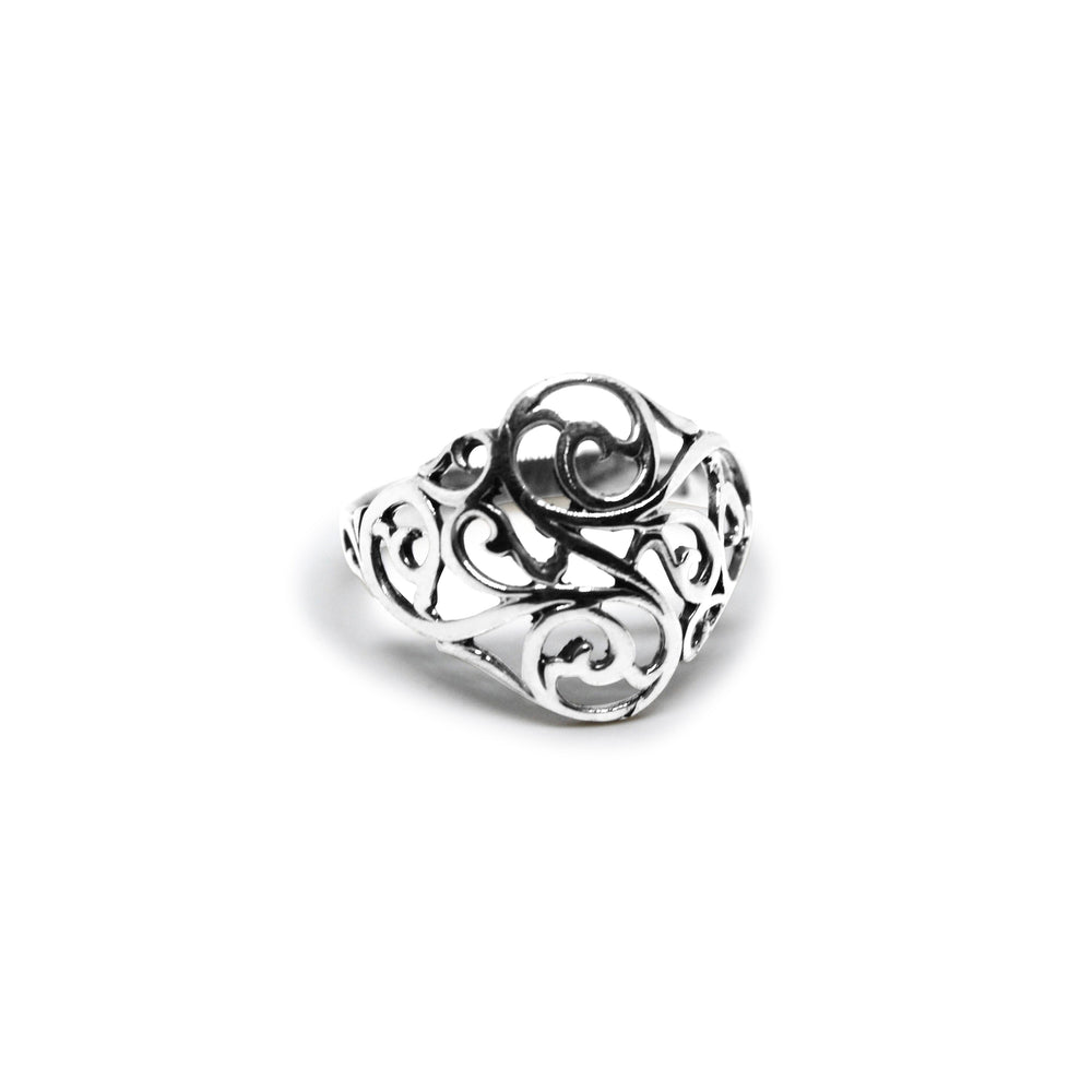 Find Fingerring, bred konkav med snirkler, sterlingsølv hos Beadhouse of Copenhagen i dag, med en altid hurtig levering!